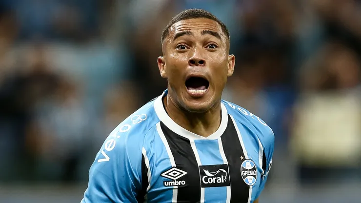 O centroavante Carlos Vinicius em jogo do Grêmio (Pedro H. Tesch/Getty Images)