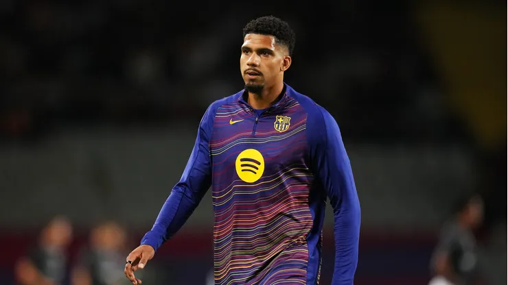 O zagueiro Ronald Araújo em jogo do Barcelona (Alex Caparros/Getty Images)