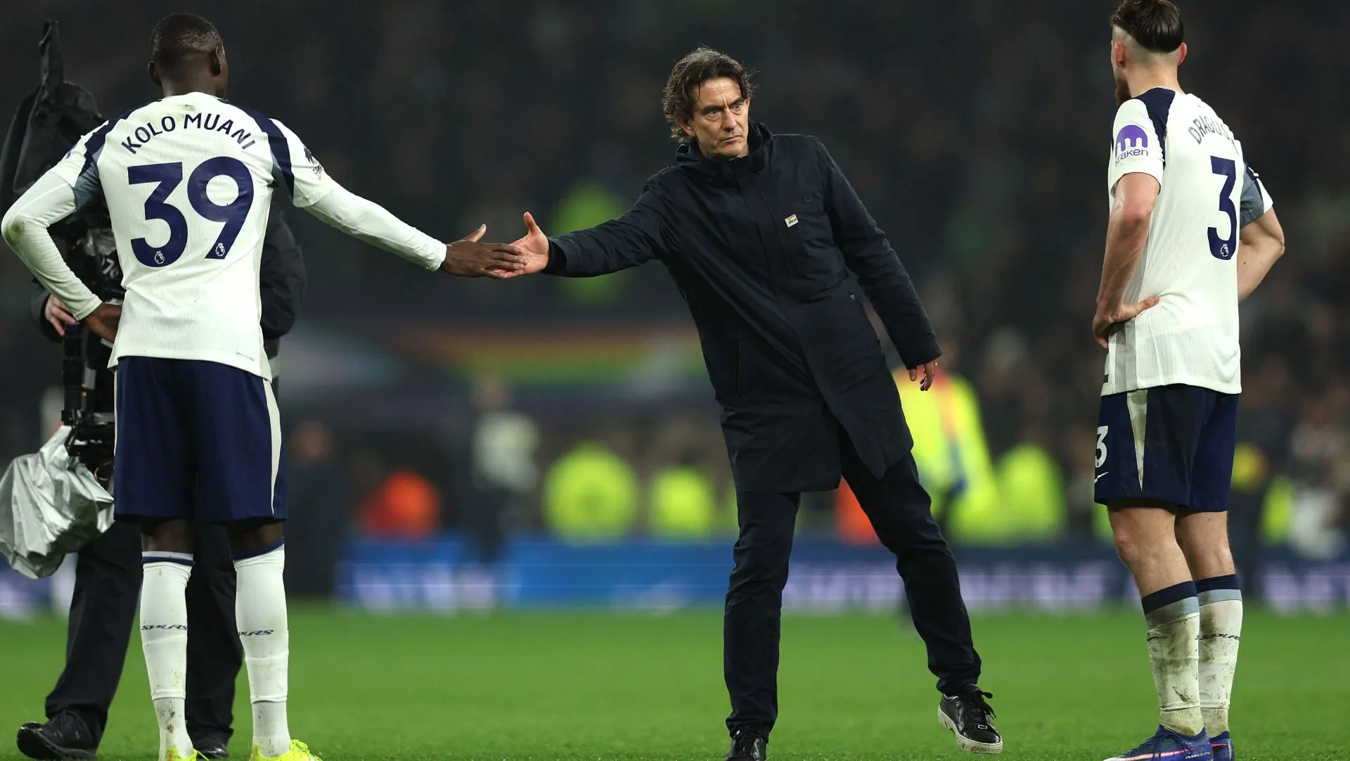Thomas Frank aperta a mão de Kolo Muani após derrota na partida da Premier League. Foto: Steve Bardens/Getty Images