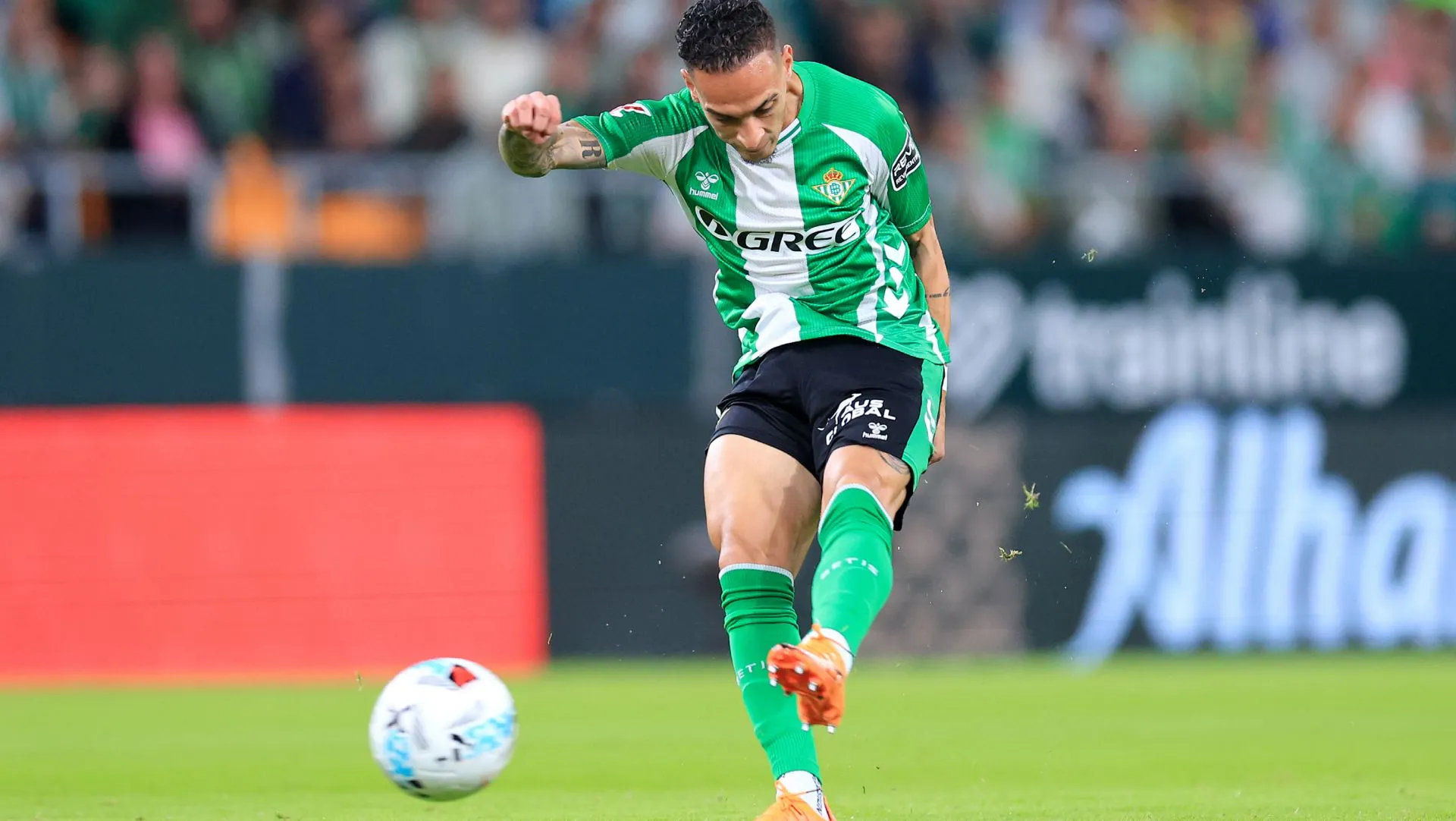 Antony marca gol durante partida da LaLiga. Foto: Fran Santiago/Getty Images