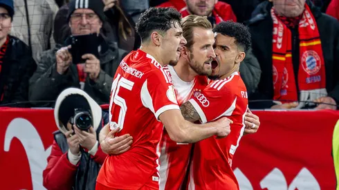 Aleksandar Pavlovic (FC Bayern München, 45) e Luis Diaz (FC Bayern München, 14) comemoram com Harry Kane (FC Bayern München, 9) o seu gol de pênalti para fazer 1 a 0. ALE, FC Bayern München vs. RB Leipzig, Futebol, Copa da Alemanha (DFB-Pokal), Quartas de final, Temporada 20252026, 11022026.       Foto: IMAGO / Eibner
