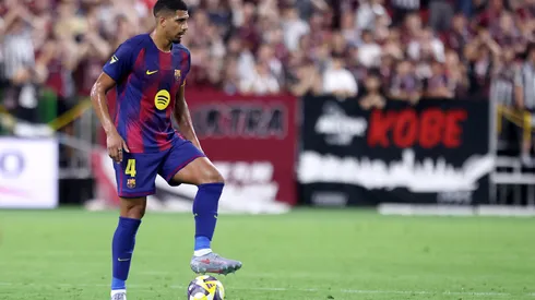 O zagueiro Ronald Araújo em jogo do Barcelona (Paul Miller/Getty Images)
