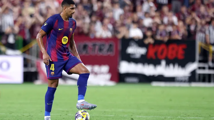 O zagueiro Ronald Araújo em jogo do Barcelona (Paul Miller/Getty Images)
