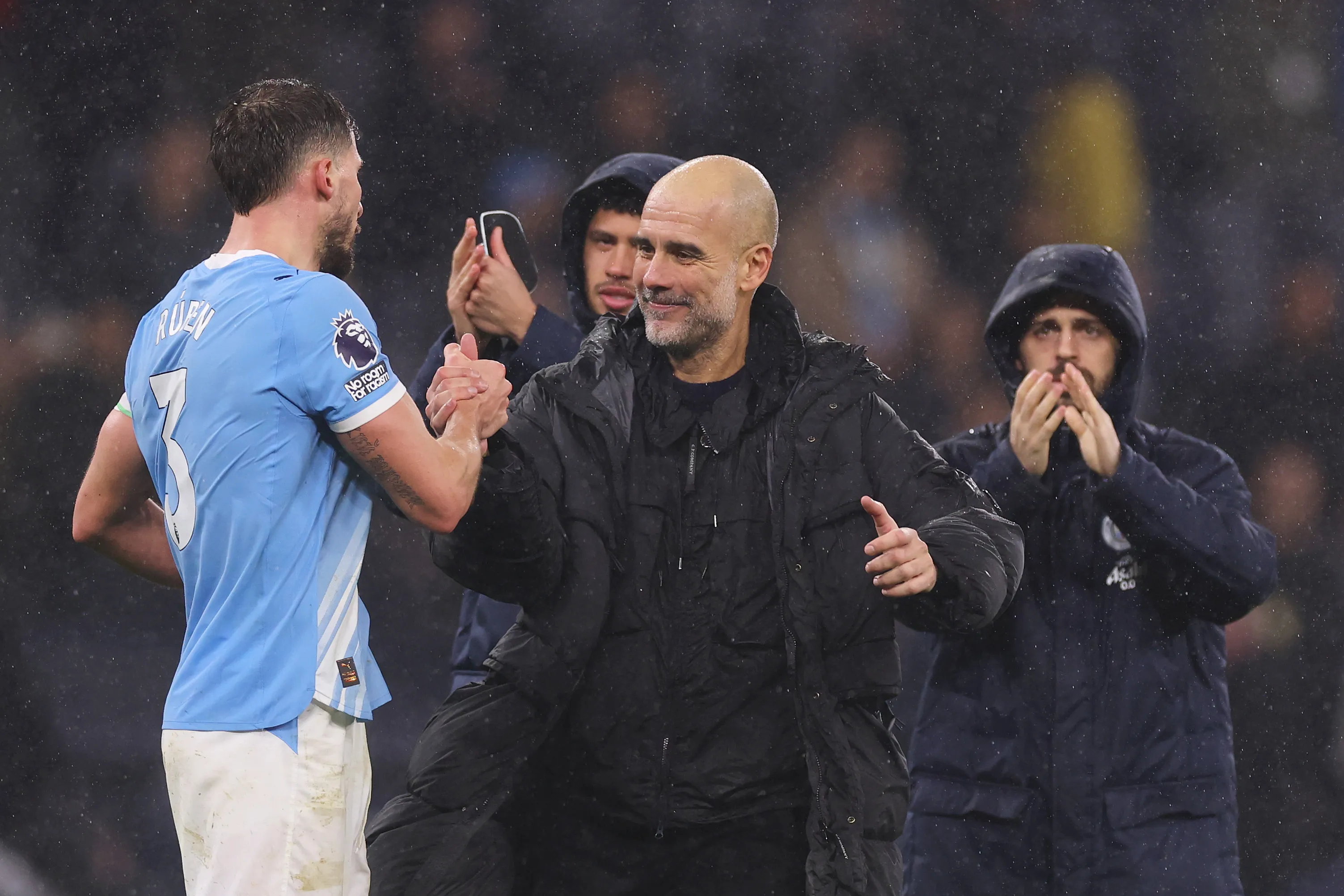 Ruben Dias e Pep Guardiola pós-jogo. (Photo by Carl Recine/Getty Images)
