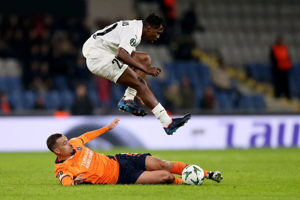 Léo Duarte em campo pelo Istanbul Basaksehir. (Photo by Ahmad Mora/Getty Images)