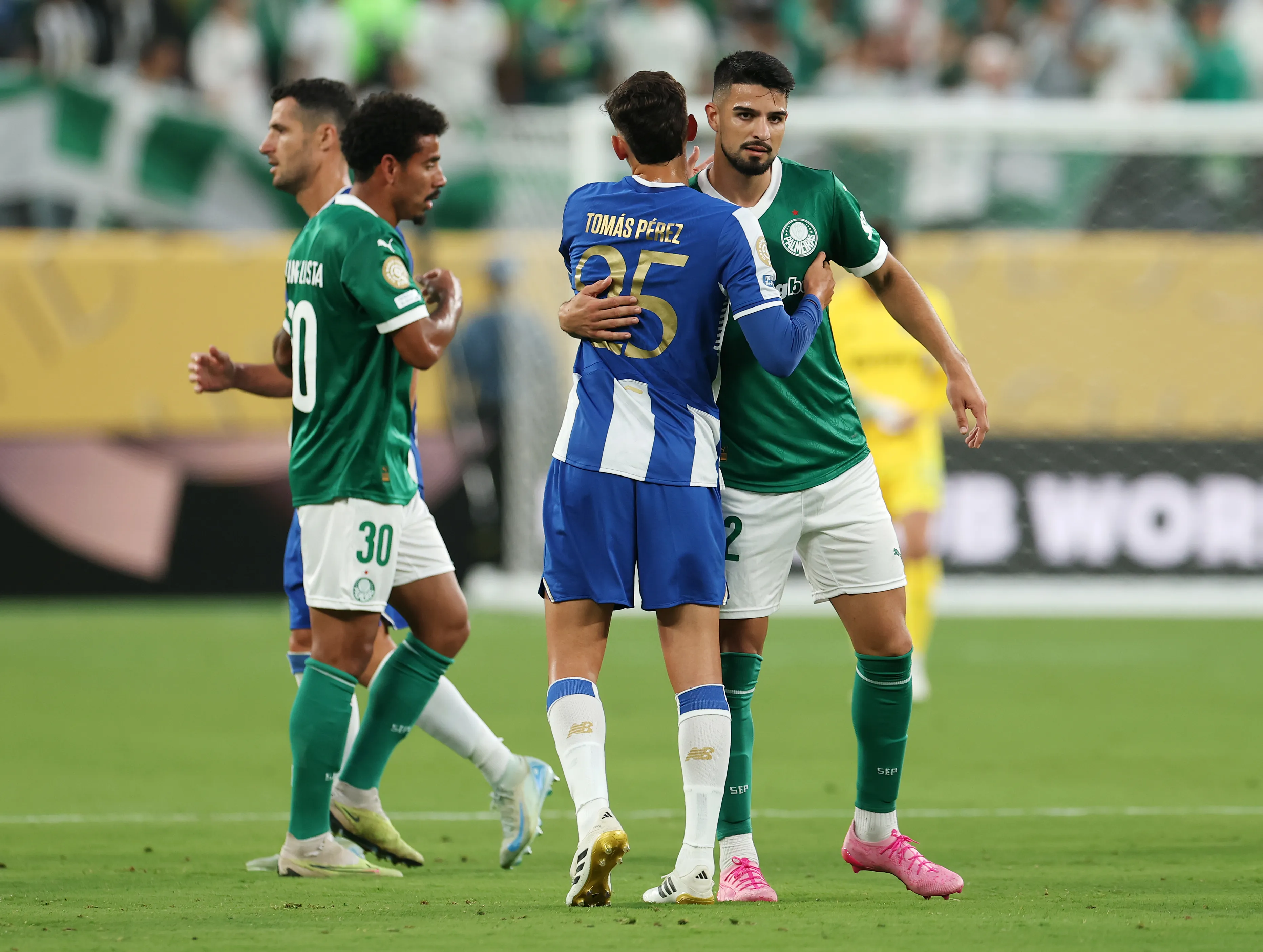 Tomás Pérez abraçando Flaco López na Copa do Mundo de Clubes da Fifa (Photo by Francois Nel/Getty Images)