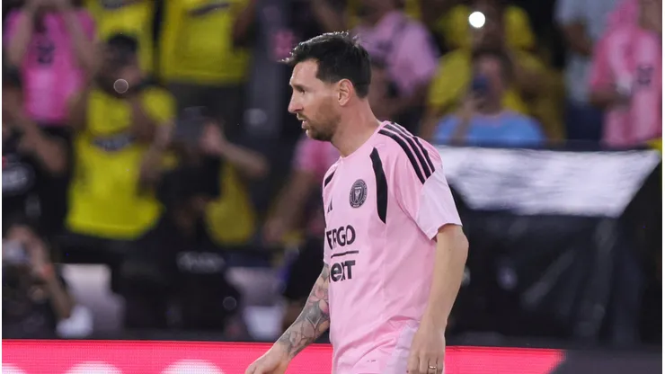 Lionel Messi, do Inter Miami, faz aquecimento antes de um amistoso entre Barcelona SC e Inter Miami no Estádio Monumental Isidro Romero Carbo em 7 de fevereiro de 2026, em Guayaquil, Equador. (Foto de Franklin Jacome/Getty Images)