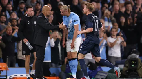 Kevin De Bruyne, do Napoli, deixa o campo após ser substituído, enquanto Pep Guardiola, treinador do Manchester City, fala com Erling Haaland, do Manchester City, durante a partida da 1ª rodada da fase de liga da UEFA Champions League 2025/26 entre Manchester City e SSC Napoli, no City of Manchester Stadium, em 18 de setembro de 2025, em Manchester, Inglaterra. (Foto de Ryan Pierse/Getty Images)
