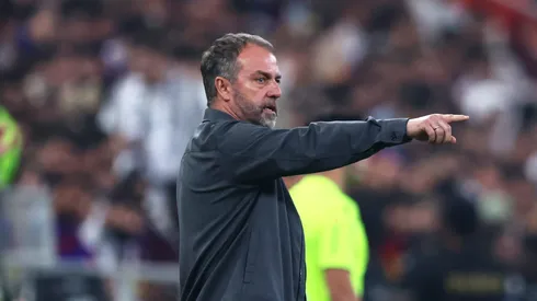 Hansi Flick ironiza questionamentos sobre trajetória do Barcelona na Copa do Rei. (Foto de Yasser Bakhsh/Getty Images)
