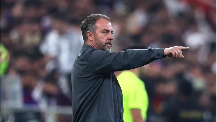 Hansi Flick ironiza questionamentos sobre trajetória do Barcelona na Copa do Rei. (Foto de Yasser Bakhsh/Getty Images)