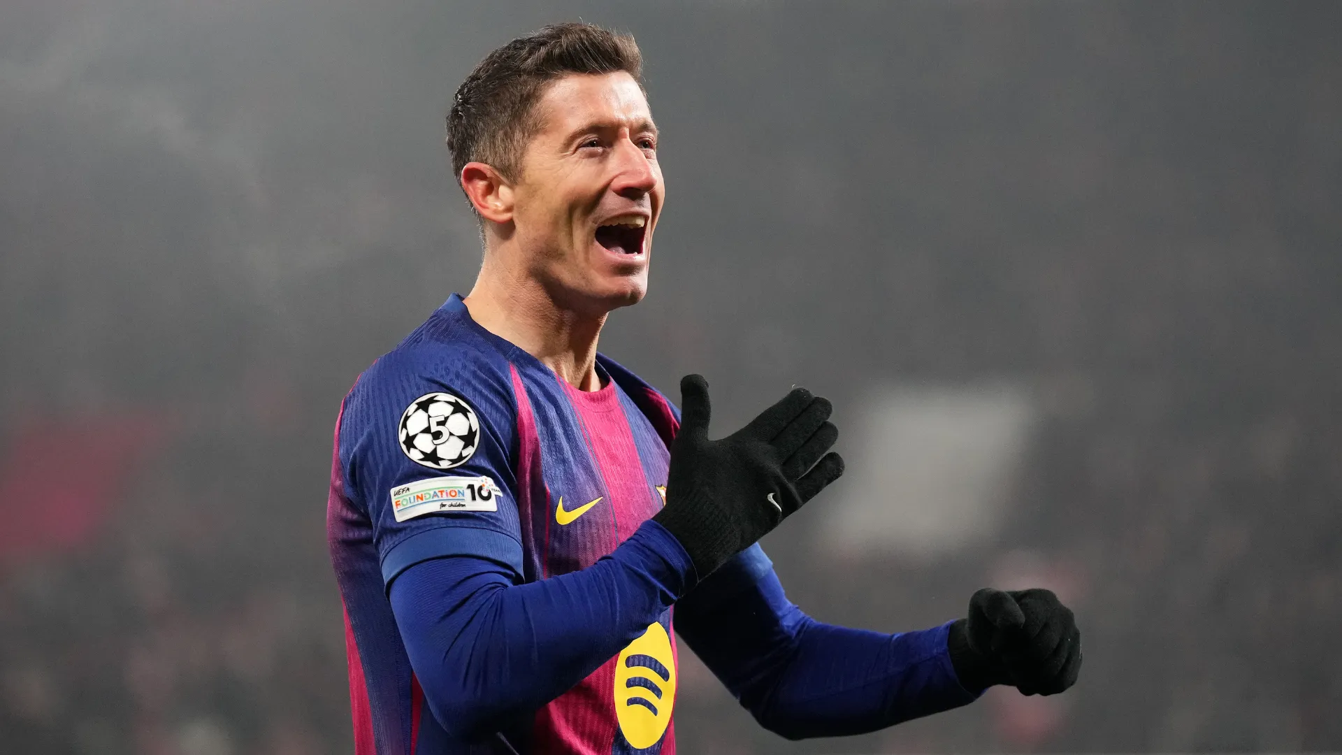 Lewandowski bate no peito enquanto comemora gol pelo Barcelona