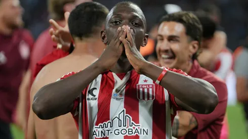 Atacante reprova em exames e gera polêmica na Argentina. Foto: Joaquín Camiletti/Getty Images
