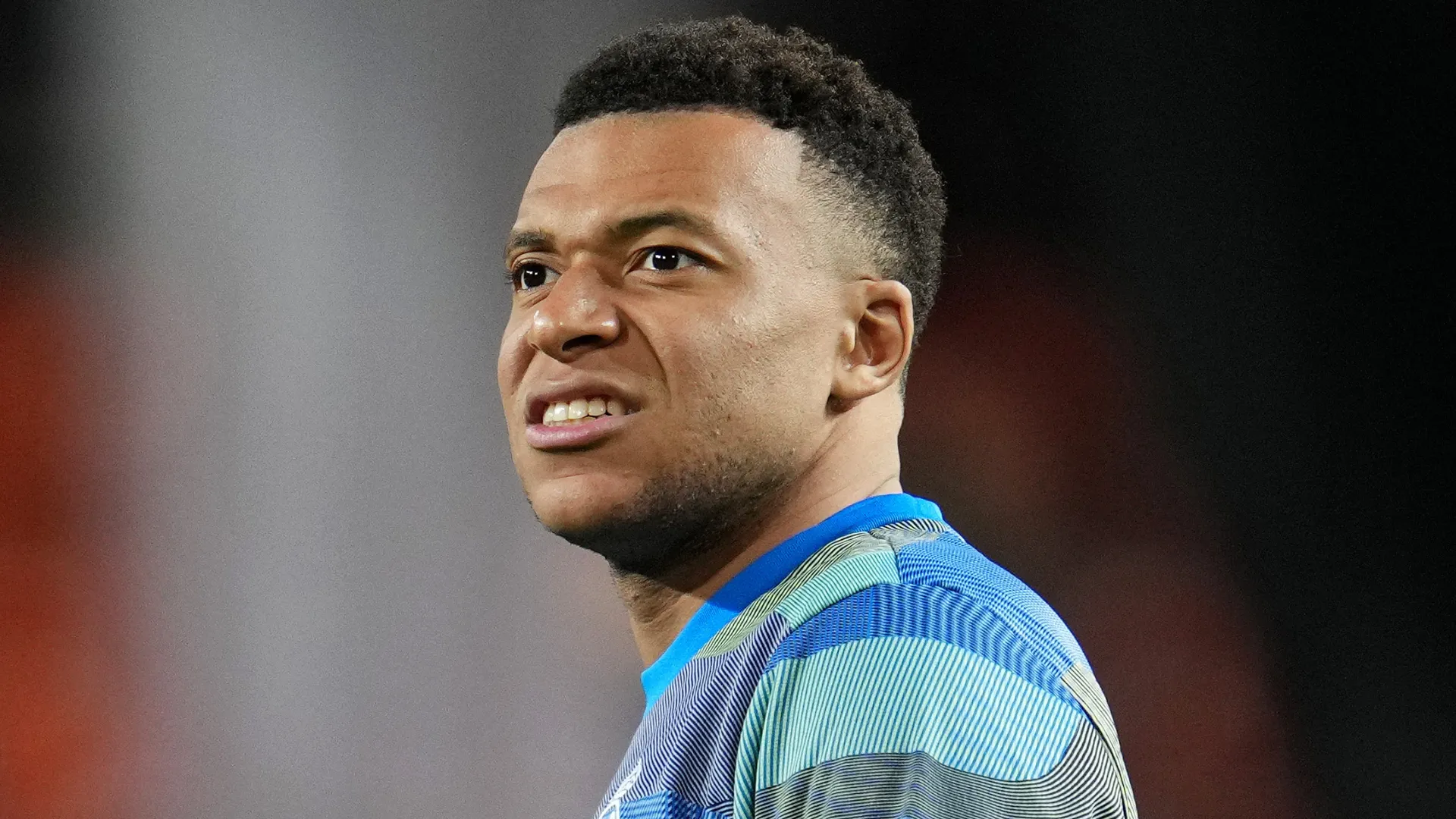 Kylian Mbappé durante aquecimento pelo Real Madrid