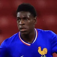 Emmanuel Mbemba, do PSG, se oferece ao Barcelona