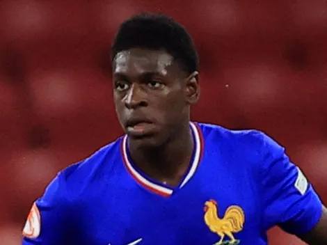 Emmanuel Mbemba, do PSG, se oferece ao Barcelona