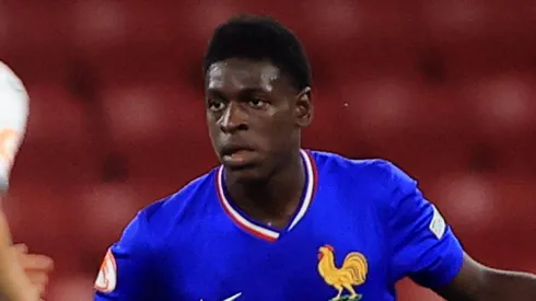 Emmanuel Mbemba se oferece ao Barcelona. Foto: Imago
