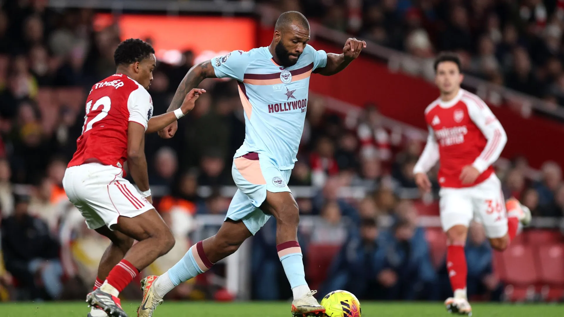 Igor Thiago (com a bola) pode fazer a diferença no jogo entre Brentford e Arsenal (foto: Julian Finney/Getty Images)
