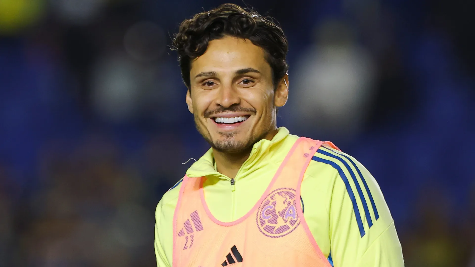 Raphael Veiga sorri durante aquecimento pelo América