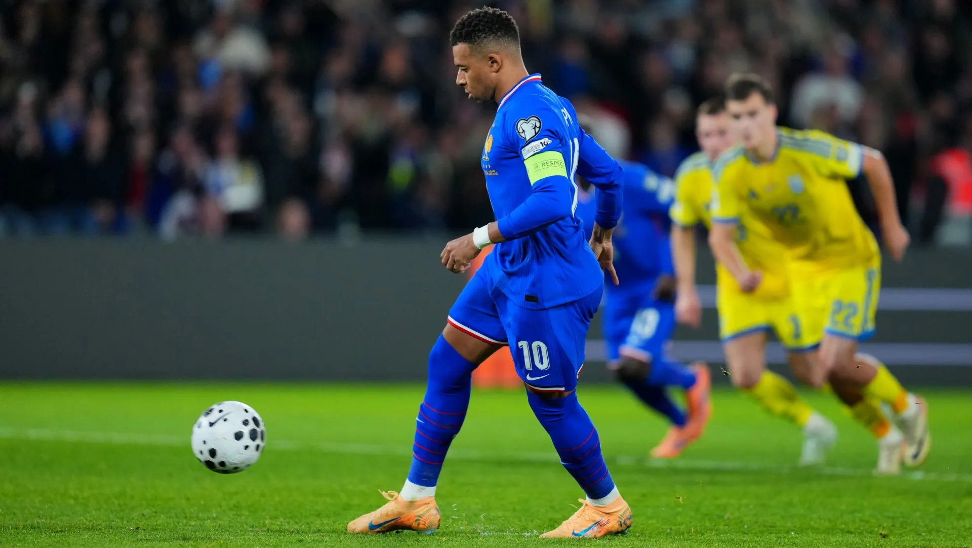 Mbappé, da França, marca gol de pênalti durante partida das eliminatórias da Copa do Mundo. Foto: Franco Arland/Getty Images