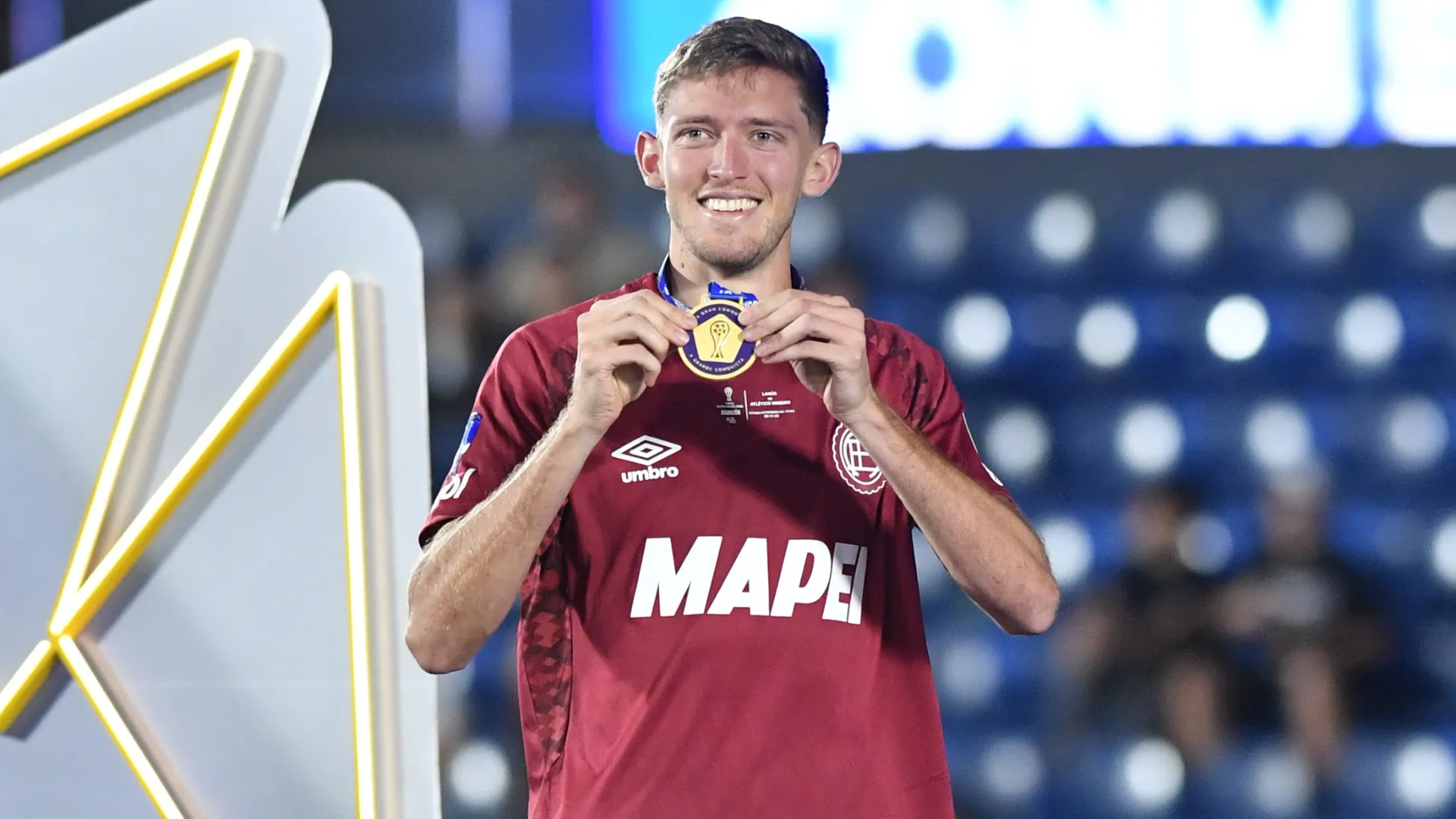 Rodrigo Castillo comemora com a medalha da Sul-Americana