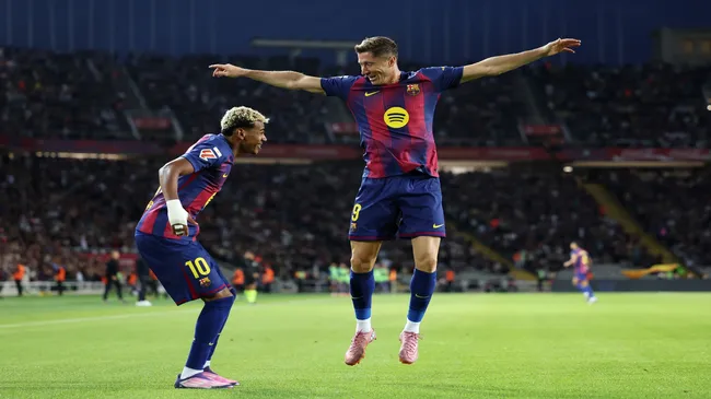 Lewandowski e Yamal em partida de La Liga – Judit Cartiel/Getty Images