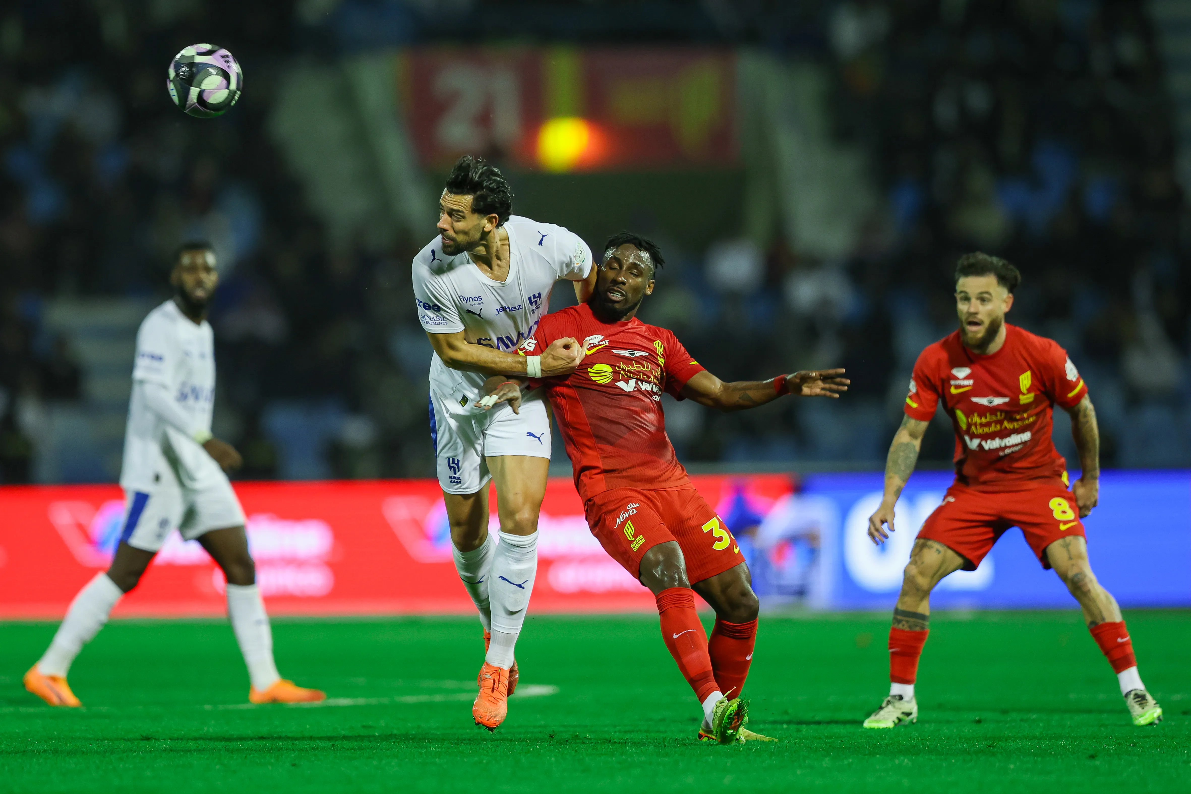 Pablo Marí em ação pelo Al-Hilal.  (Foto: Yasser Bakhsh/Getty Images)
