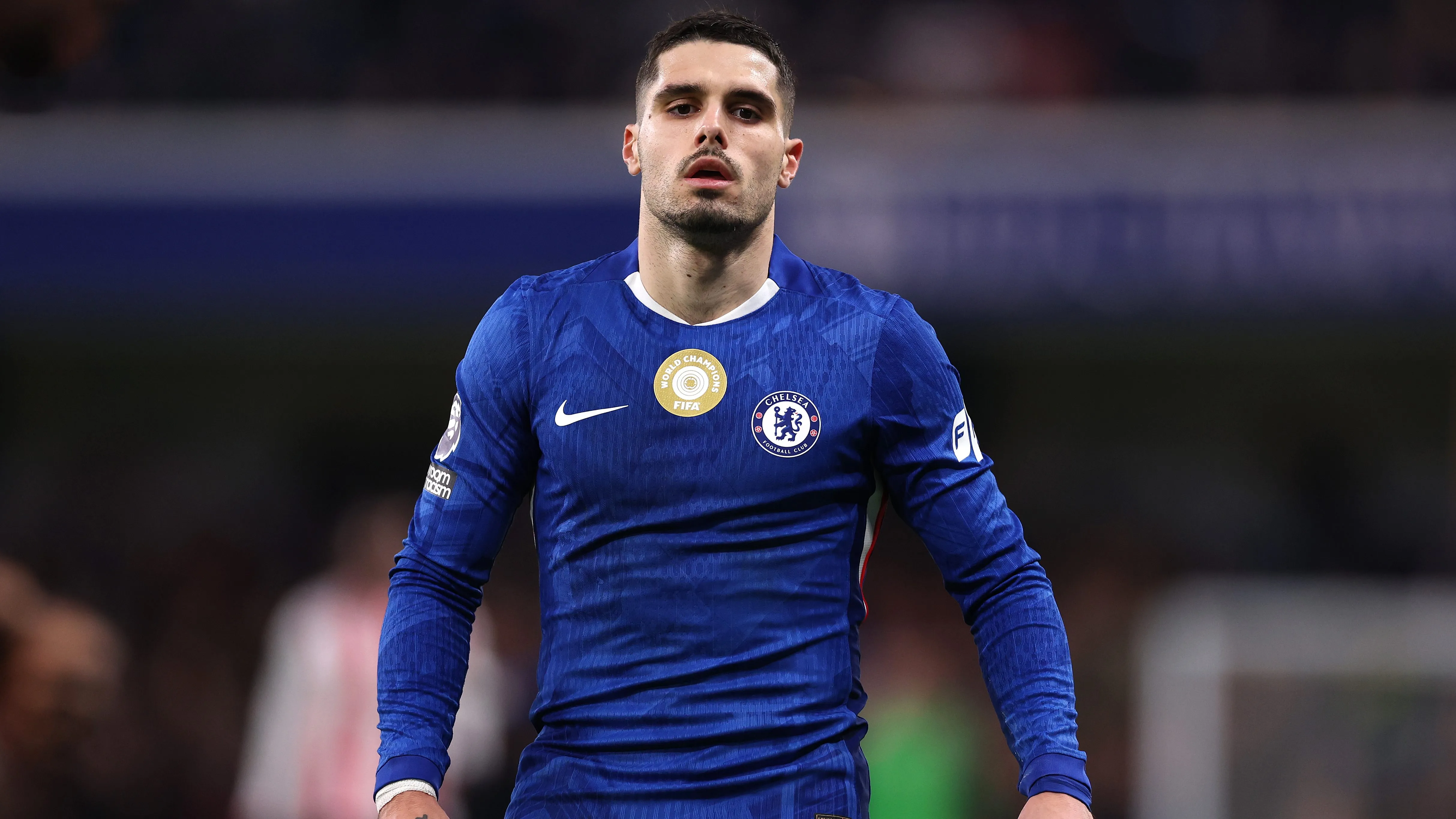 Pedro Neto, alvo do Atlético de Madrid, em jogo do Chelsea. Foto: Ryan Pierse/Getty Images