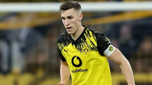 Nico Schlotterbeck pelo Dortmund. (Photo by Christof Koepsel/Getty Images)