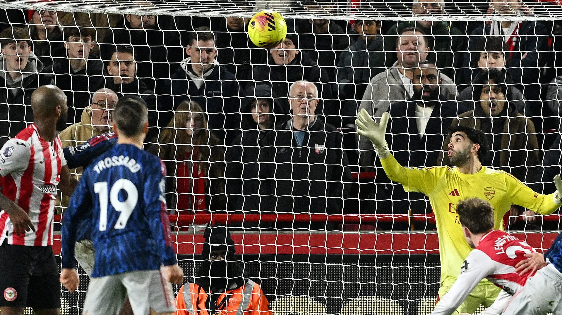 Keane Lewis-Potter, do Brentford, marca o primeiro gol de sua equipe enquanto David Raya, do Arsenal, não consegue fazer a defesa durante a partida da Premier League entre Brentford e Arsenal no Gtech Community Stadium em 12 de fevereiro de 2026, em Brentford, Inglaterra. (Foto de Mike Hewitt/Getty Images)