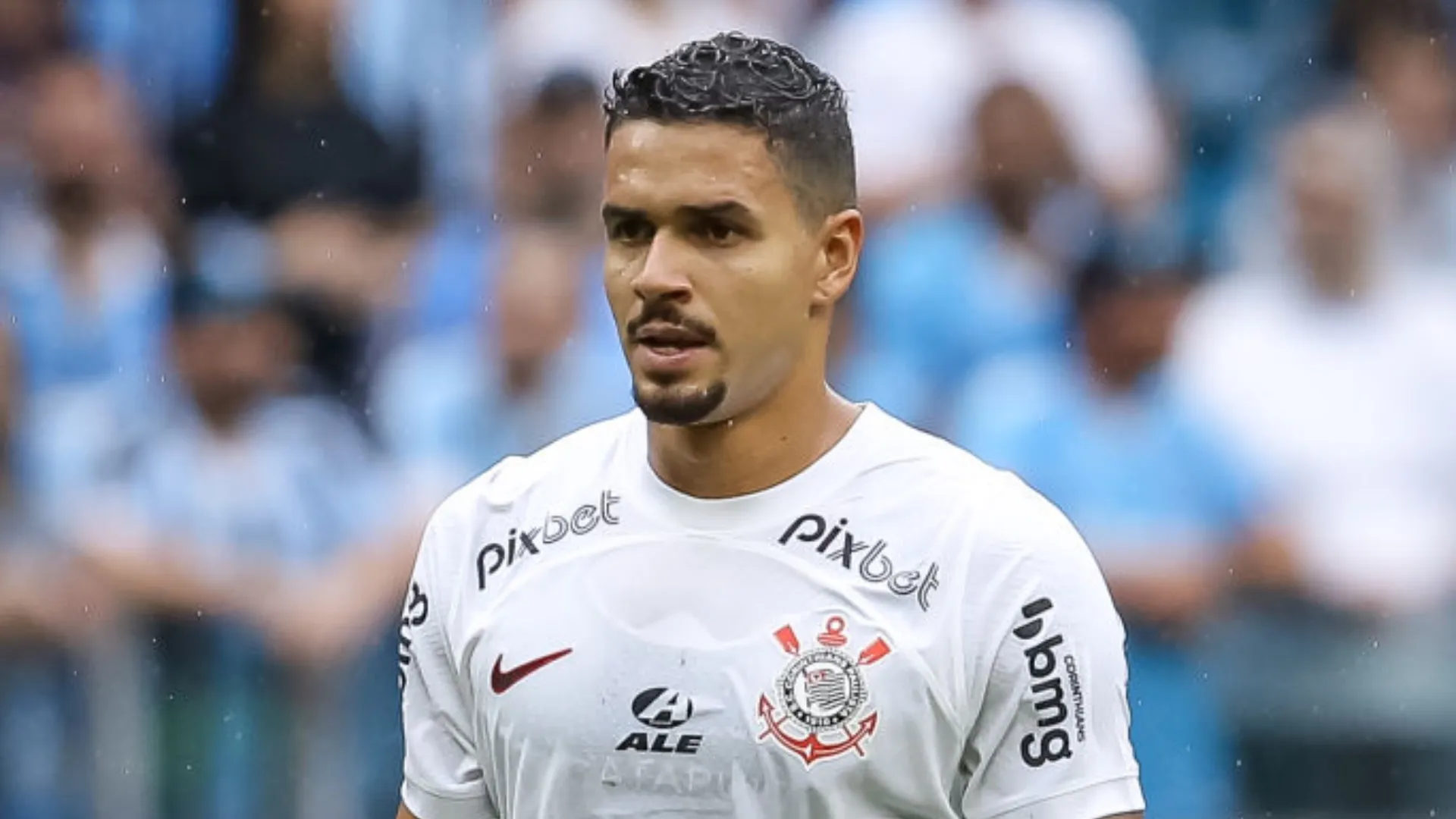 Lucas Veríssimo olhando sério durante jogo do Corinthians