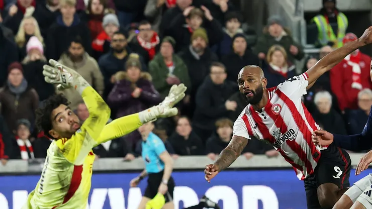Brentford arranca empate do Arsenal apesar de grande exibição do goleiro David Raya. (Foto de Eddie Keogh/Getty Images)