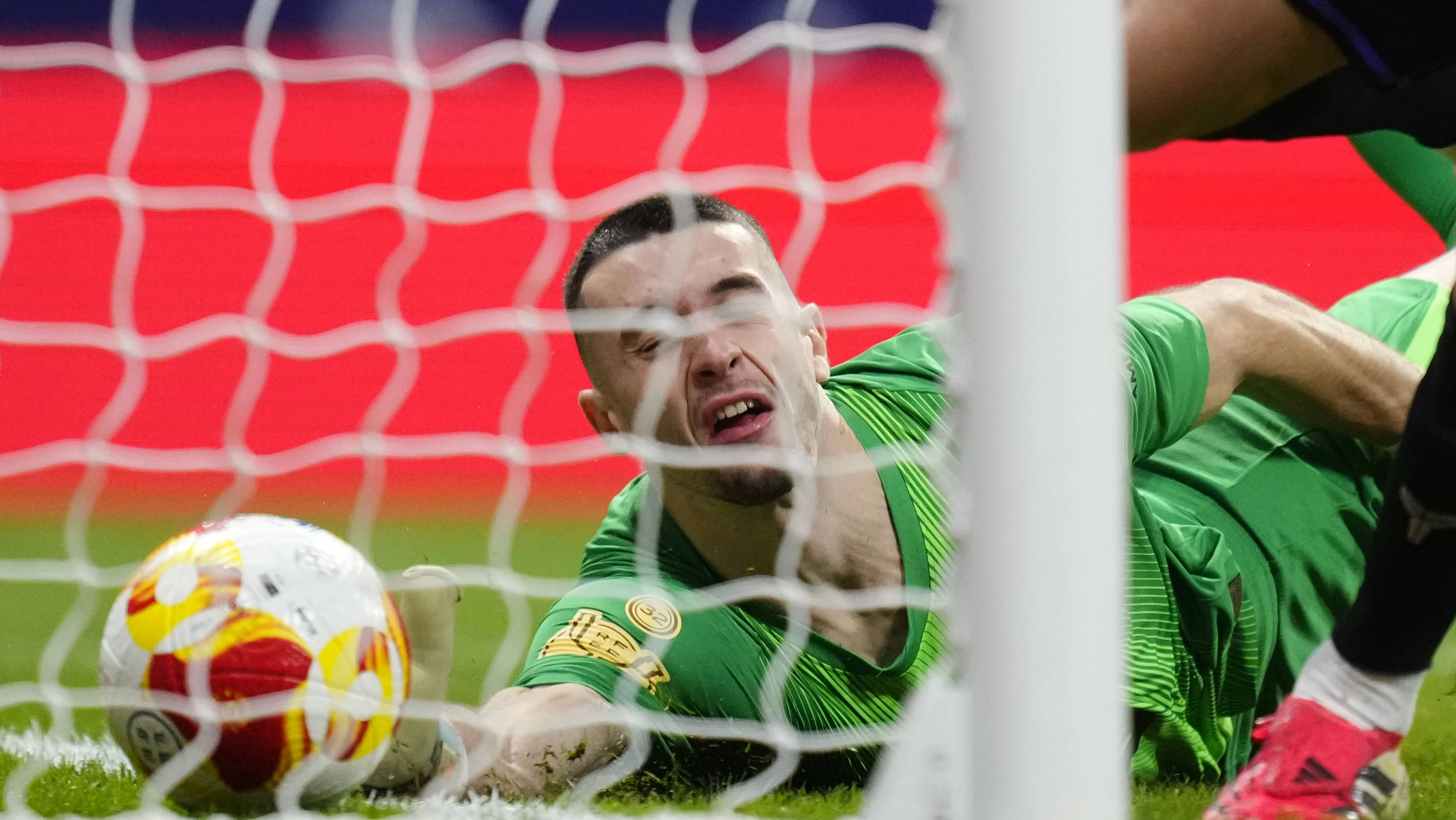 Atlético de Madrid x FC Barcelona, Barça - Copa do Rei. Joan García, goleiro do Barcelona e da Espanha, não evita o gol do Atlético durante o primeiro jogo da semifinal da Copa do Rei entre Atlético de Madrid e FC Barcelona no Riyadh Air Metropolitano, em 12 de fevereiro de 2026, em Madrid, Espanha. Madrid, Espanha. Foto: IMAGO / NurPhoto