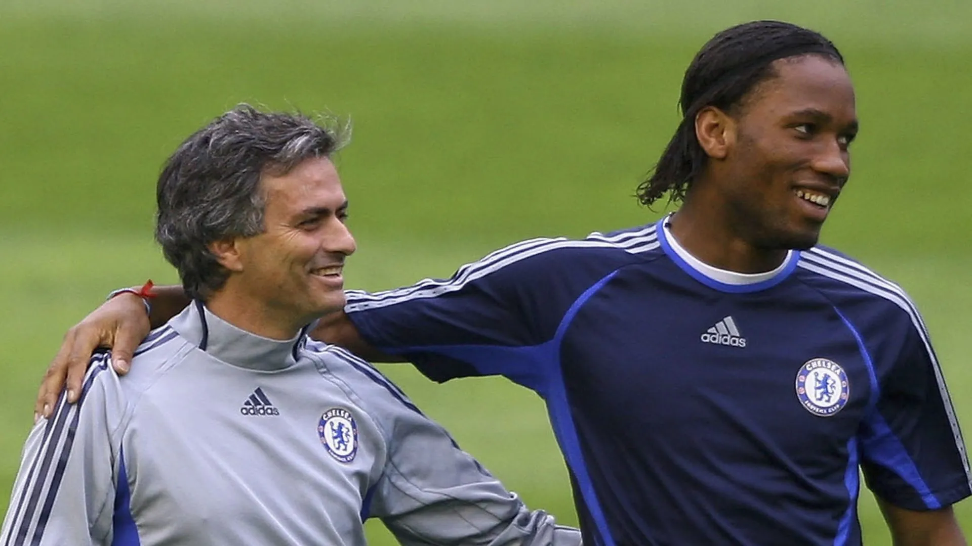 O técnico do Chelsea, José Mourinho (à esquerda), compartilha uma piada com o atacante Didier Drogba durante o treino e a coletiva de imprensa do Chelsea antes da partida de volta das quartas de final da Champions League contra o Valencia, amanhã, no Estádio Mestalla, em 9 de abril de 2007, em Valência, Espanha. (Foto de Stu Forster/Getty Images)