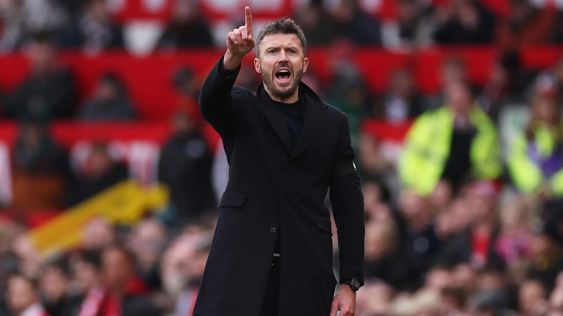 Carrick orientando os jogadores do Manchester United (foto: Carl Recine/Getty Images)