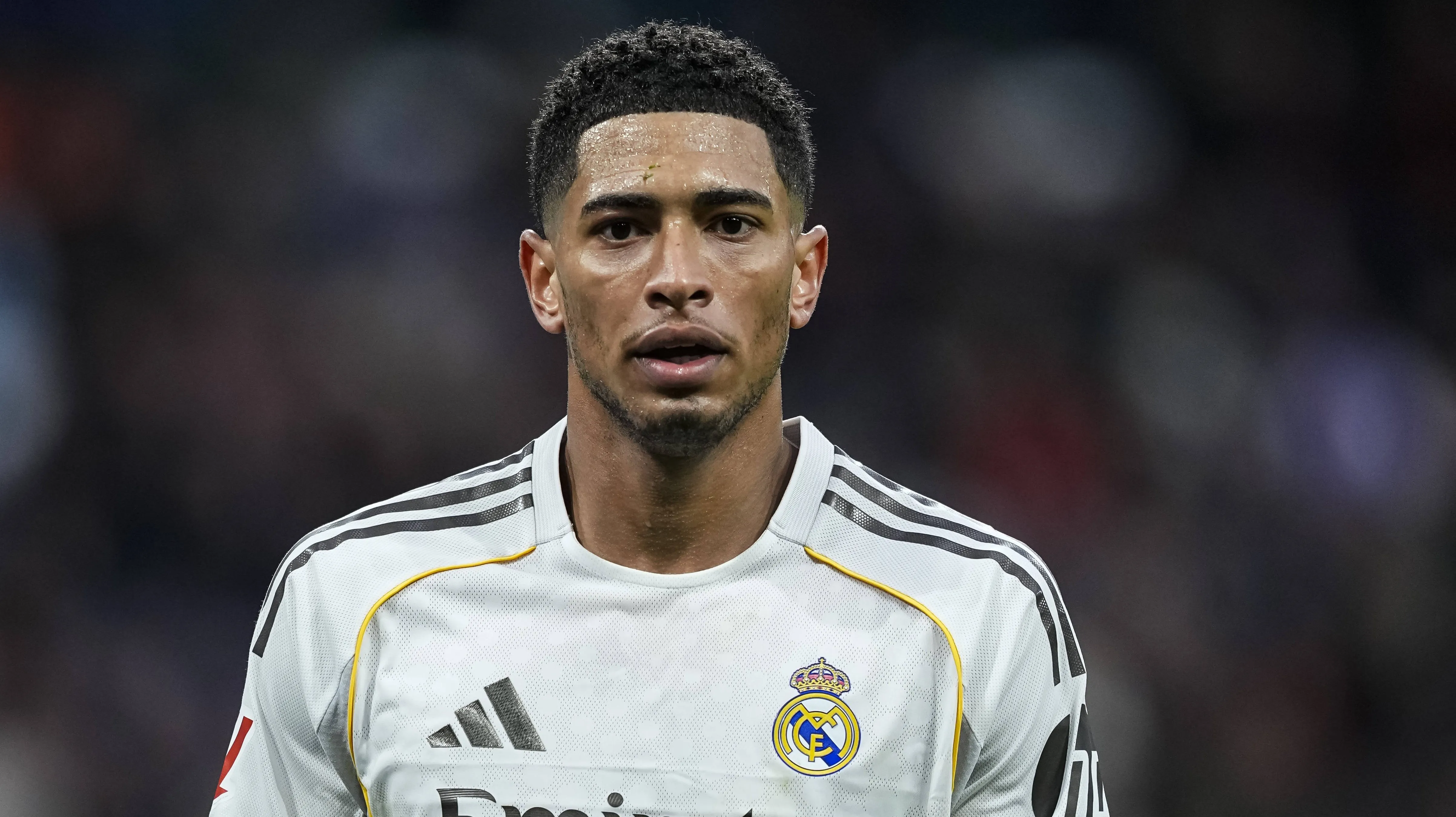 Jude Bellingham, em campo, pelo Real Madrid, de camisa branca