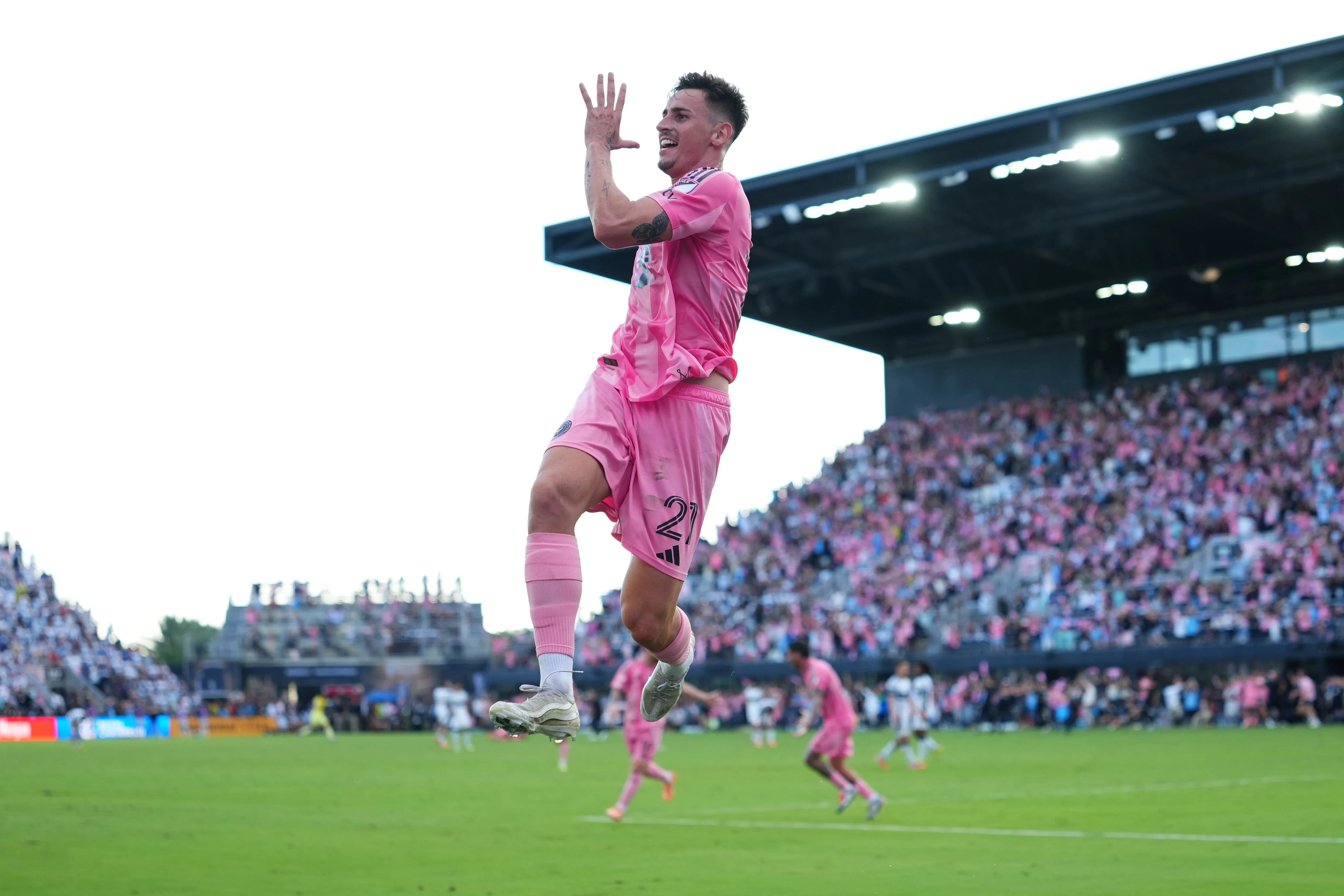 Tadeo Allende comemora gol pelo Inter de Miami. Atacante está na mira do Flamengo. Foto: Rich Storry/Getty Images