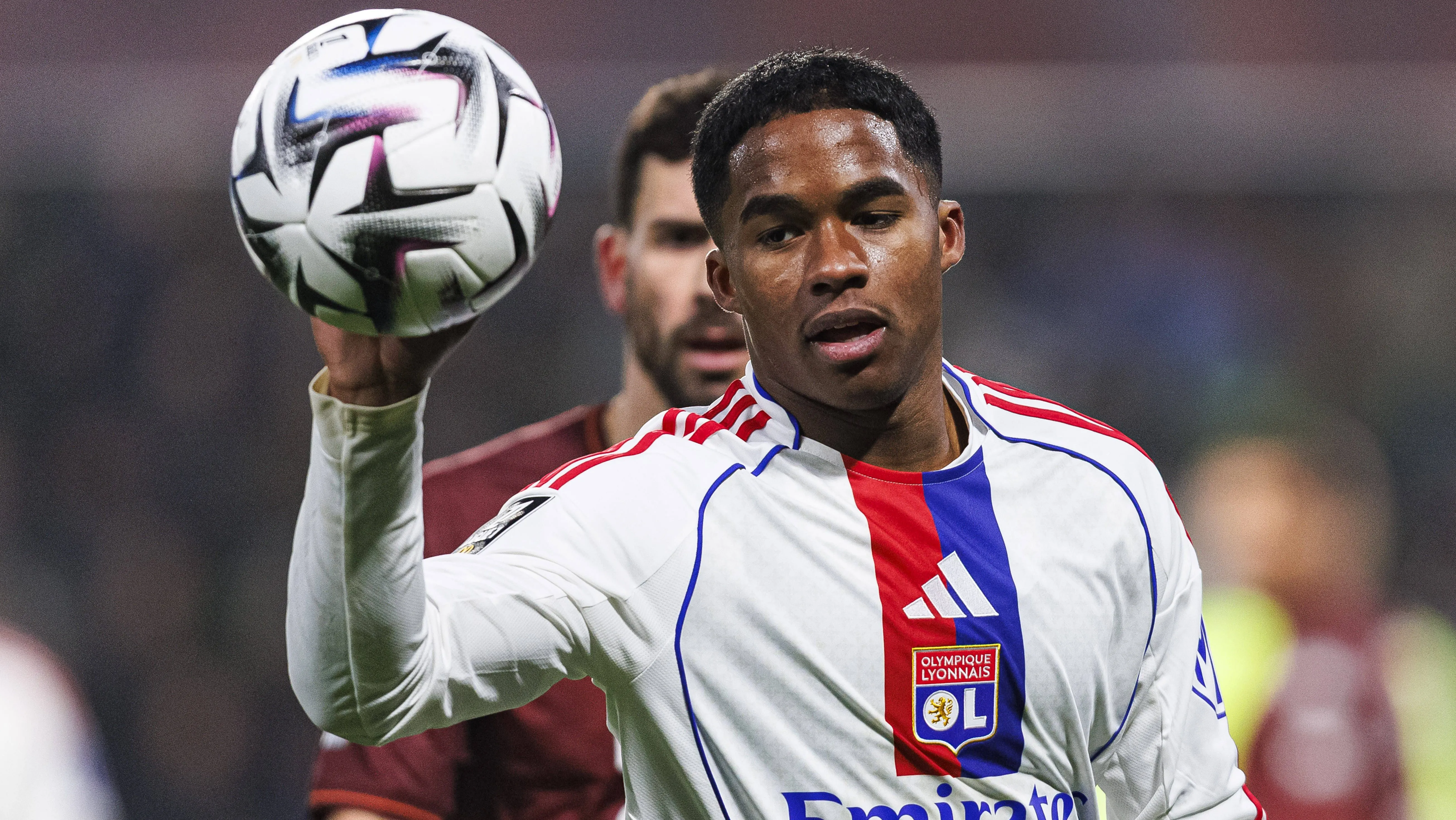 Endrick em campo segurando a bola