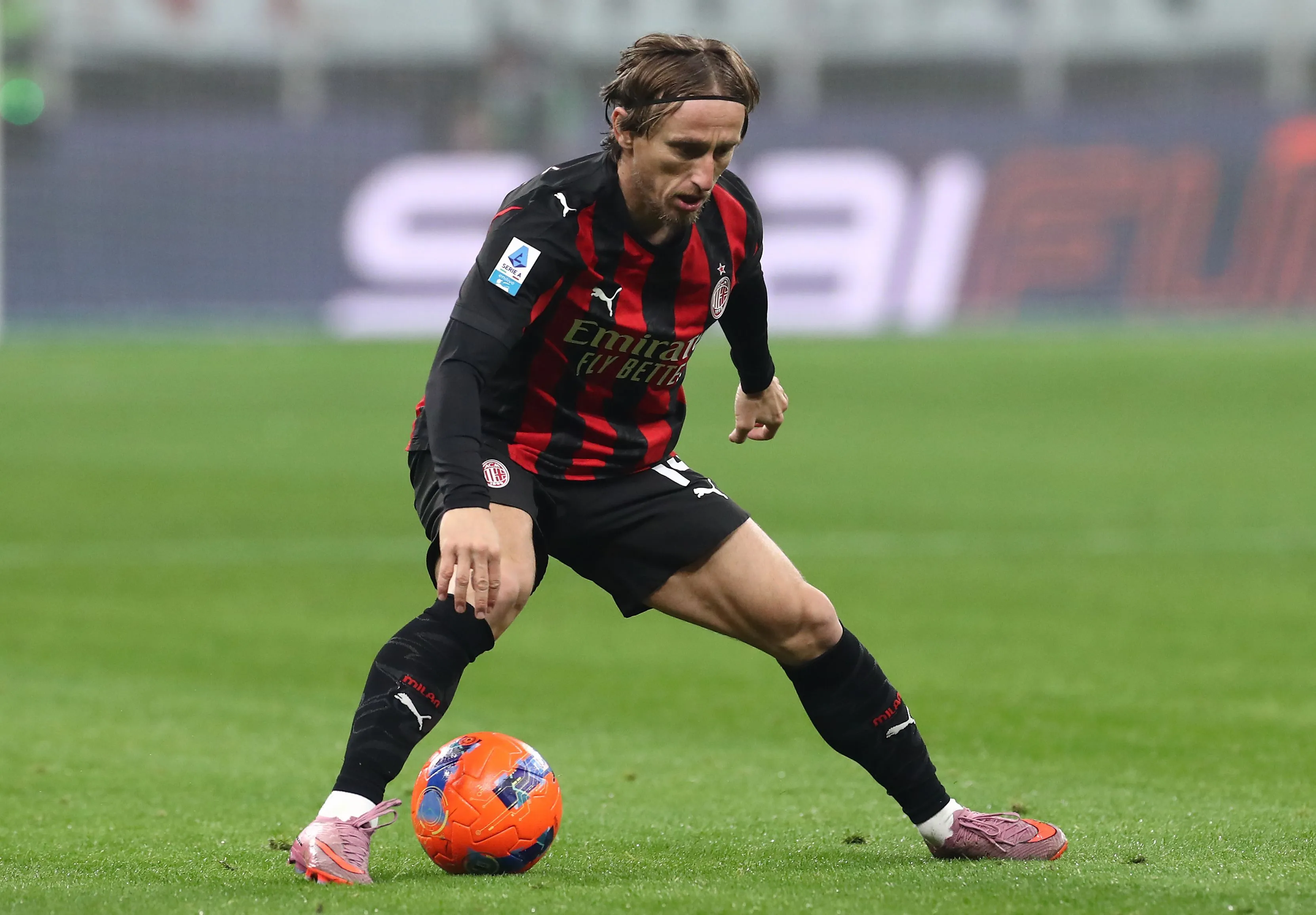 Luka Modric em ação pelo Milan. (Foto: Marco Luzzani/Getty Images)