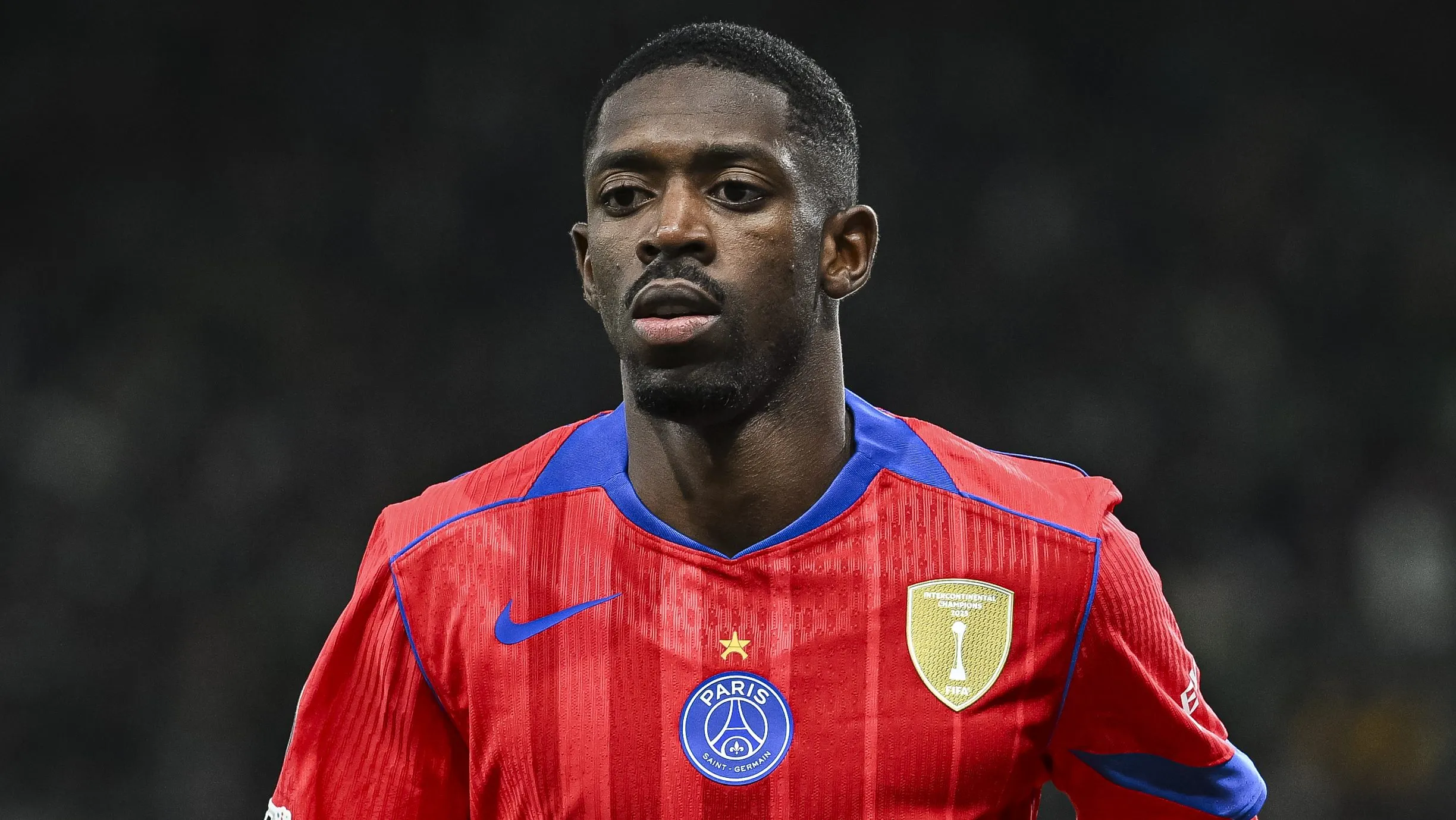Ousmane Dembelé vestindo a camisa vermelha do PSG