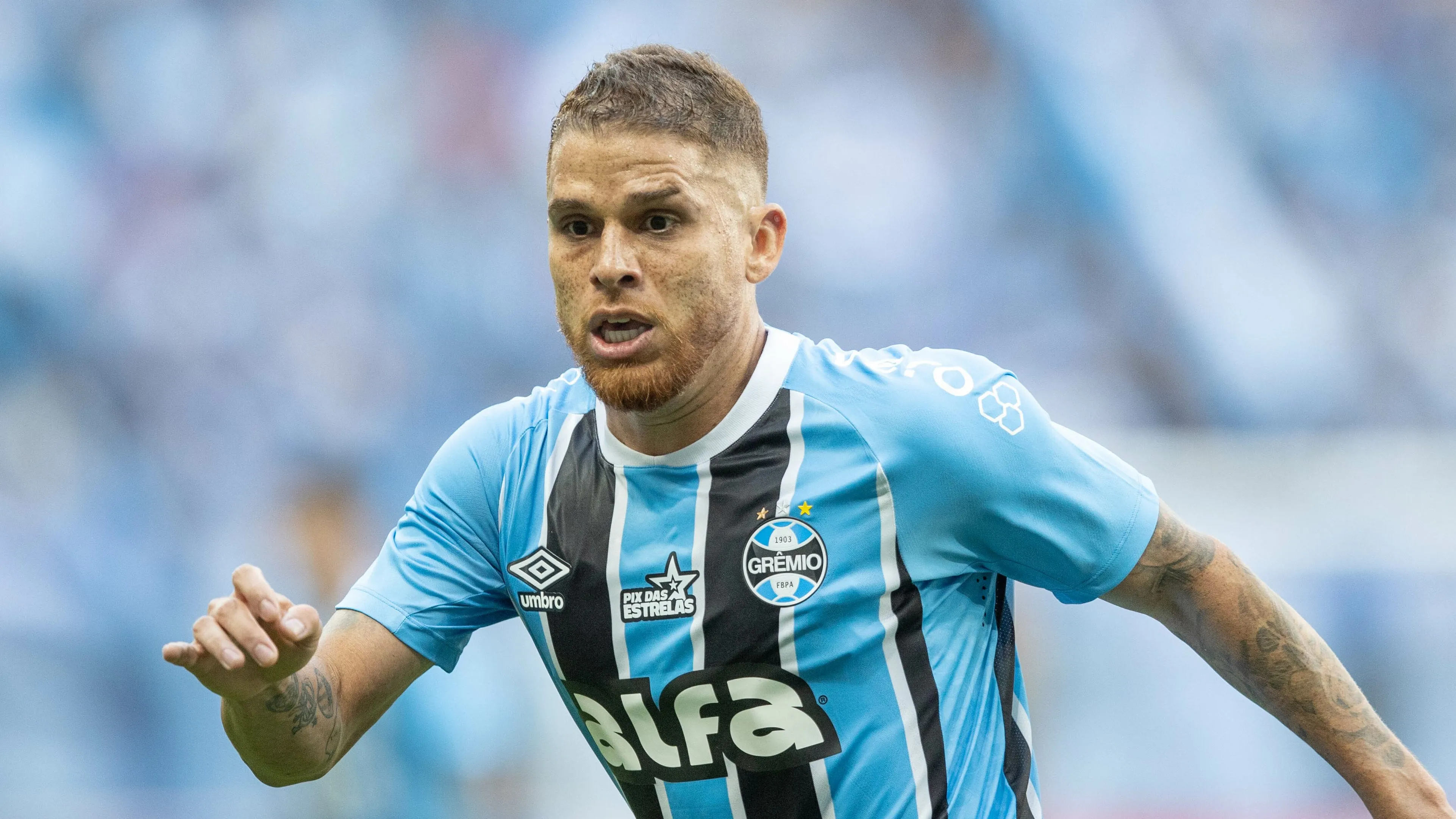 Cuellar em campo com a camisa do Grêmio