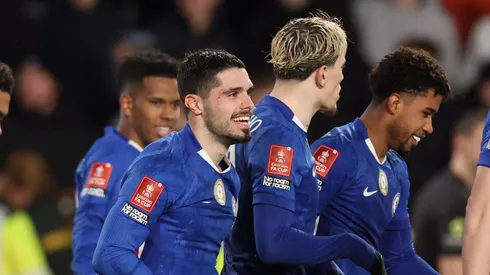 Com gols de Estêvão e Pedro Neto, Chelsea domina Hull City e segue vivo na Copa. (Foto de Carl Recine/Getty Images)