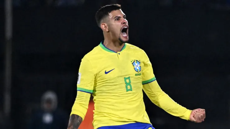 Bruno Guimarães é titular com Carlo Ancelotti. Guillermo Legaria/Getty Images.