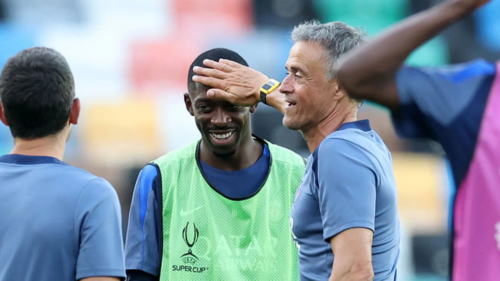 Luis Enrique coloca a mão na teste de Dembélé, que sorri