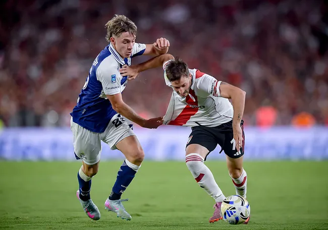 Viña disputa bola com Alexis Steimbach no jogo contra o Gimnasia La Plata. (Photo by Marcelo Endelli/Getty Images)
