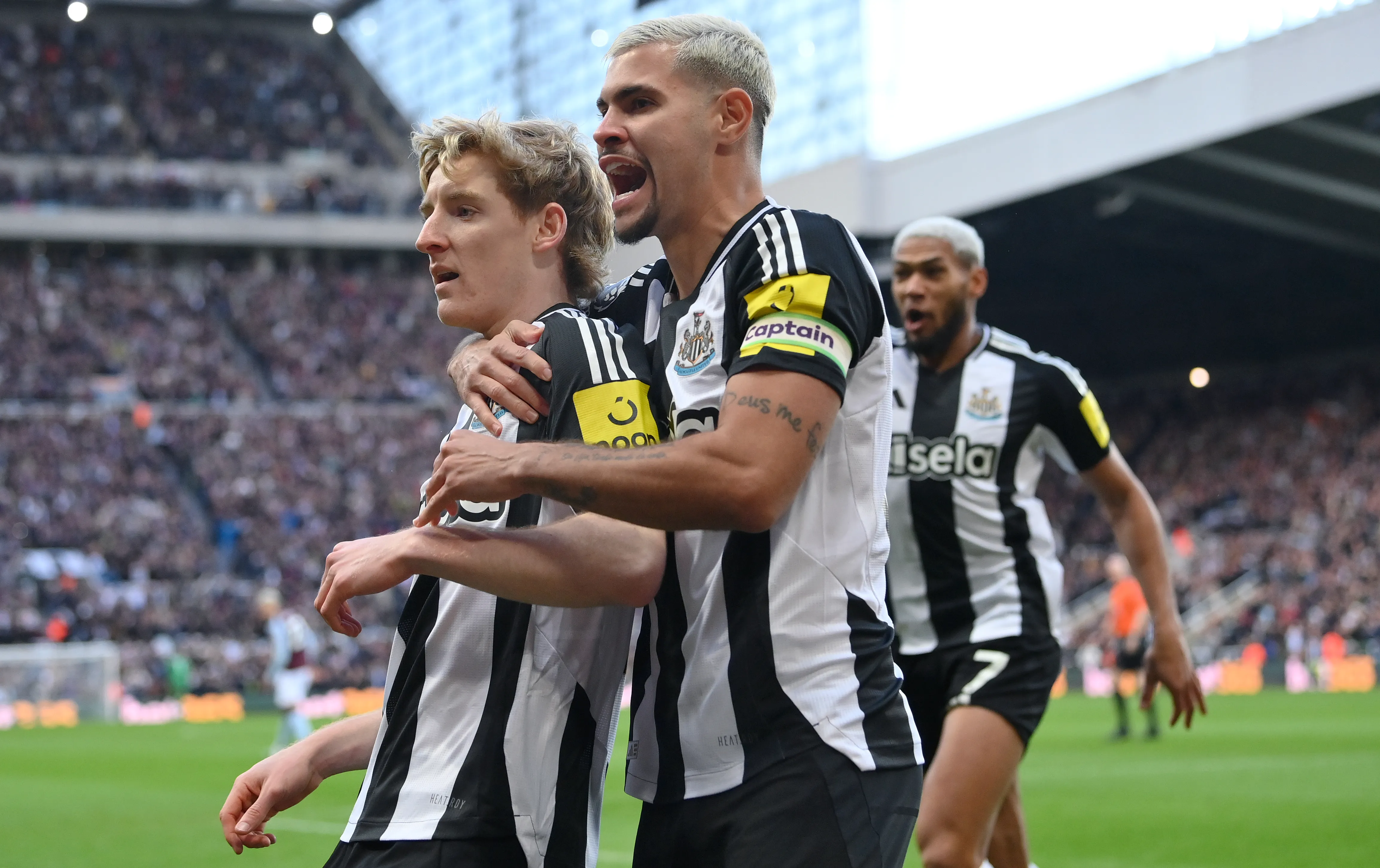 Anthony Gordon e Bruno Guimarães. Foto: Stu Forster/Getty Images