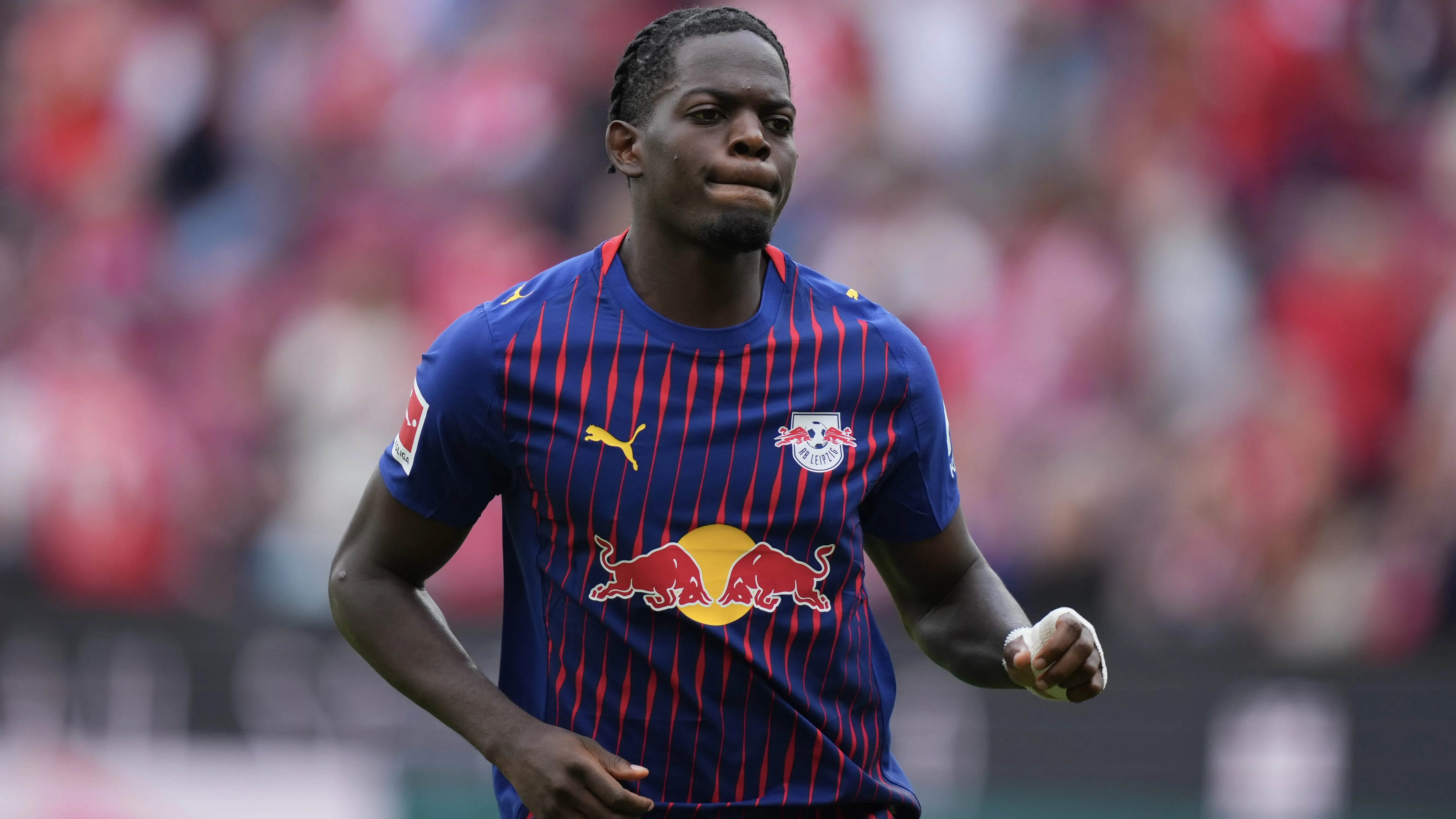 Castello Lukeba, alvo do Chelsea, em jogo do RB Leipzig. Foto: Pau Barrena/Getty Images