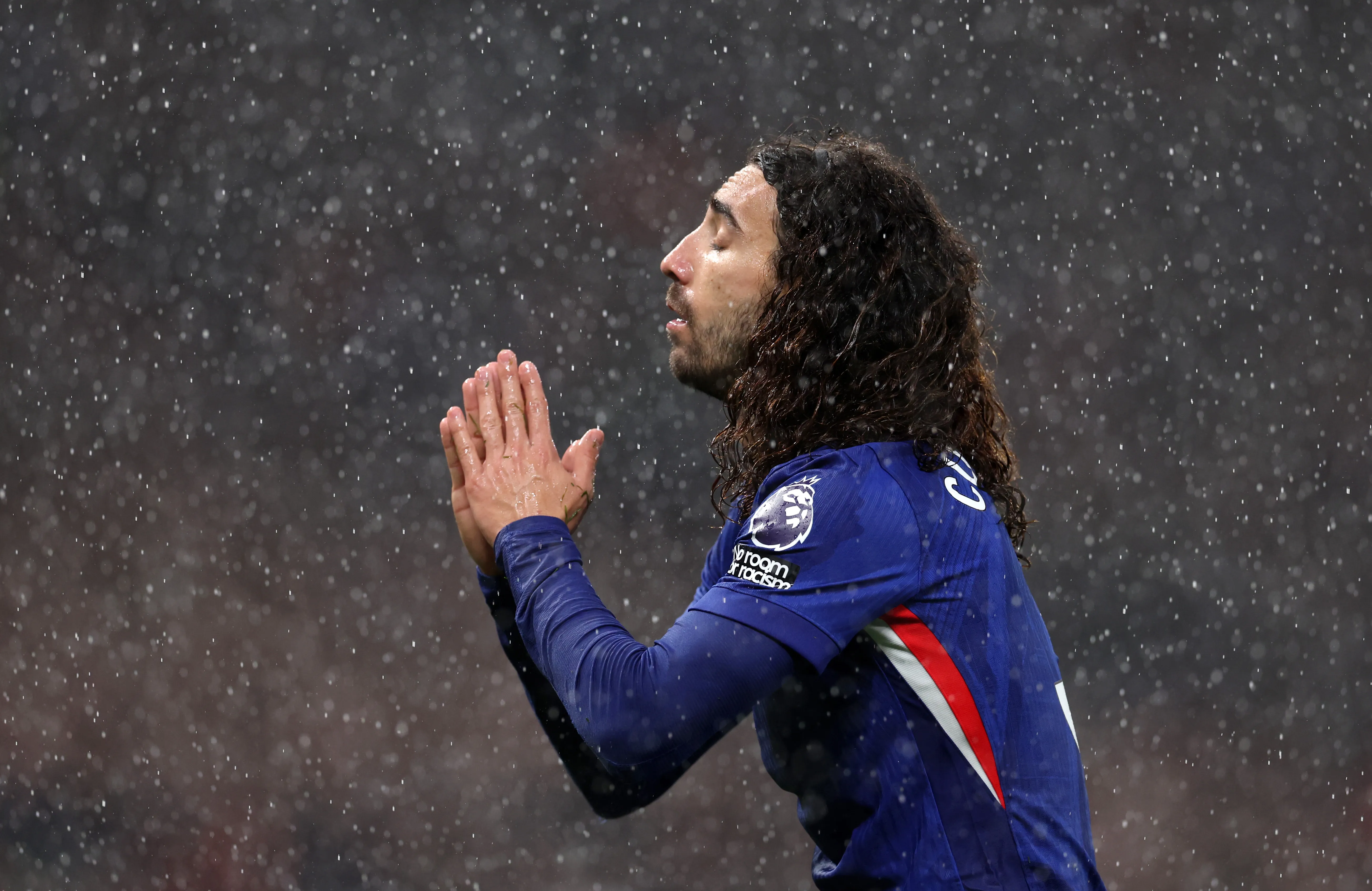 O lateral Cucurella em jogo do Chelsea