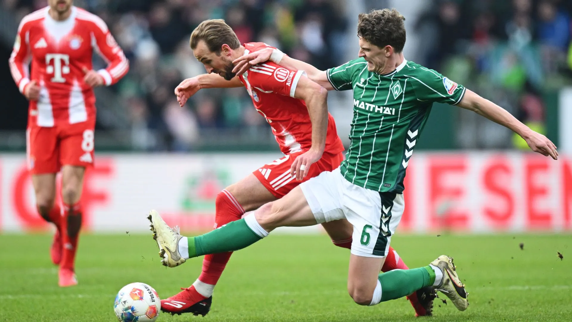 Lance de Kane no jogo entre Werder Bremen e Bayern de Munique (foto: Stuart Franklin/Getty Images)