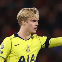 Bergvall fica: Tottenham barra consultas de Chelsea e Villa