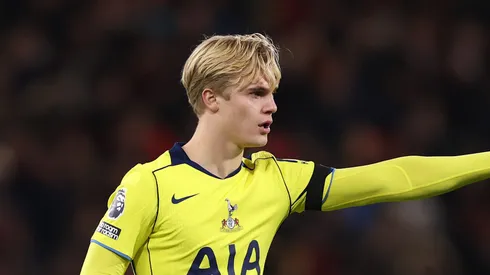 Chelsea e Aston Villa consultam situação de Bergvall, mas esbarram em negativa do Tottenham. (Foto de Dan Mullan/Getty Images)